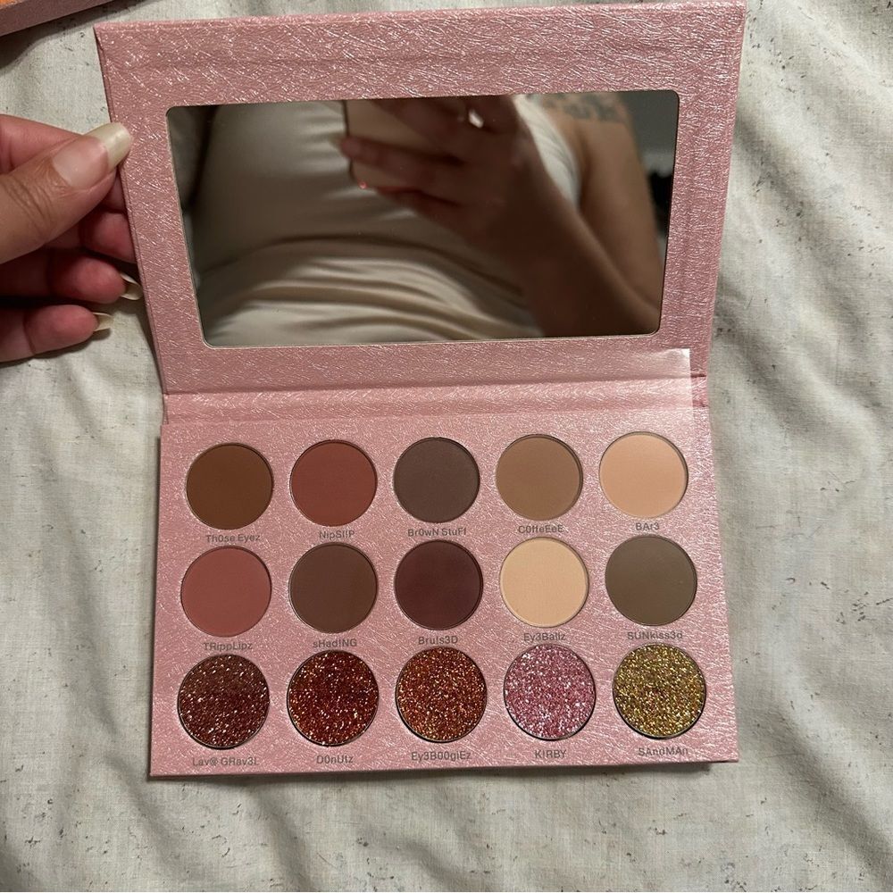 Nude eye shadow pallet (15 colors)